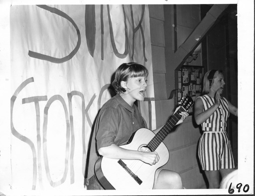 img-girl_with_guitar_singing.jpg img-girl_with_guitar_singing.jpg