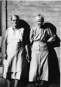 img-lillian_and_elizabeth.jpg img-lillian_and_elizabeth.jpg
